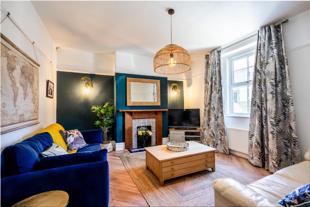 安布尔Shorethwaite的客厅设有蓝色的沙发和壁炉