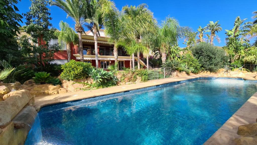 穆特克萨梅尔10 Bedroom 5 Star Luxury Villa & Heated Pool for 5 to 30 Guests near Alicante的房屋前的游泳池