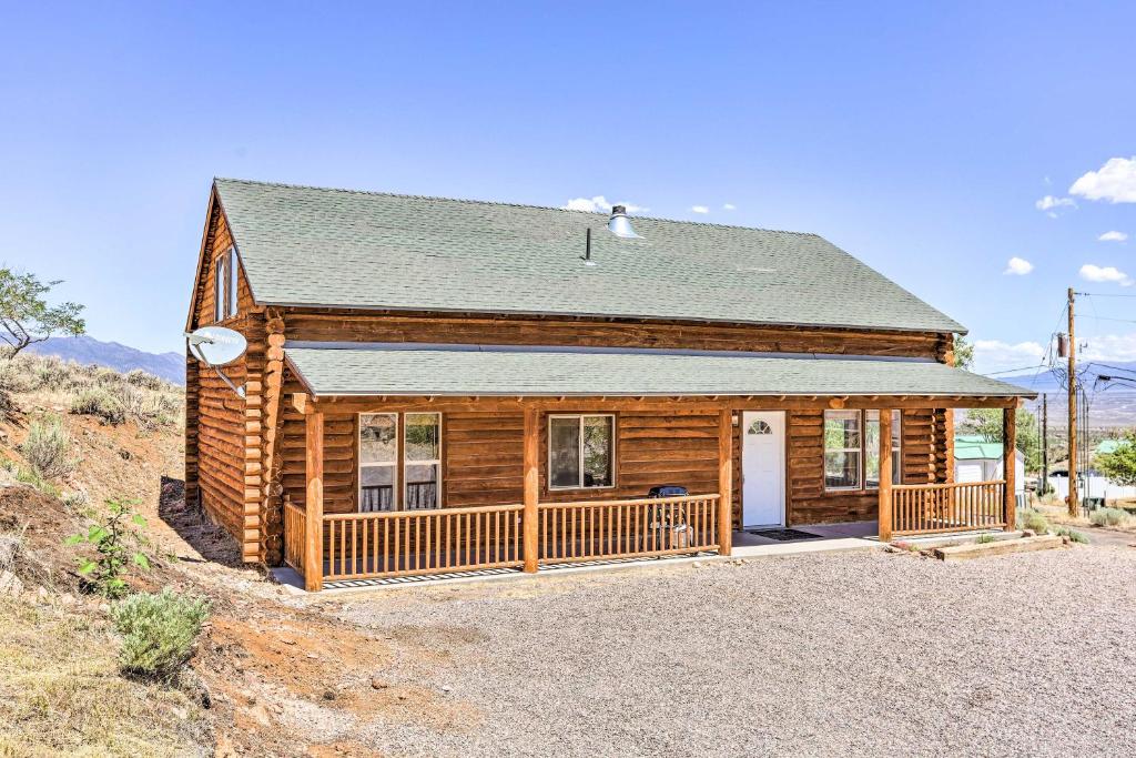 PiochePioche Family Cabin with View - Walk to Main St!的小木屋设有门廊和车道