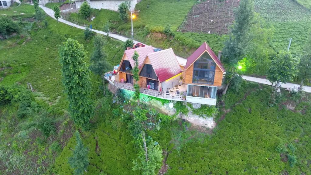 贾马里海姆森Ekakta bungalov的山丘上房屋的空中景致