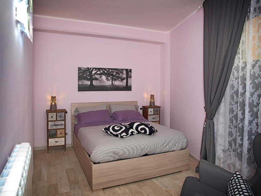 奥维多Appartamenti Pistrella的一间卧室配有一张带枕头的床