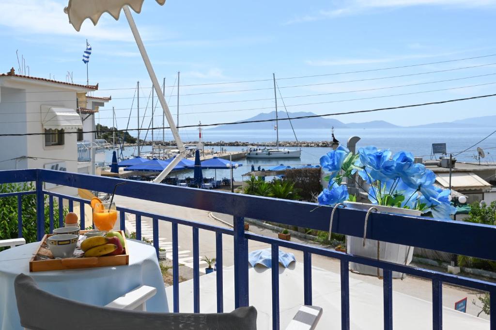 尼亚埃普伊达夫罗斯Hotel Avra的海景阳台上的桌子