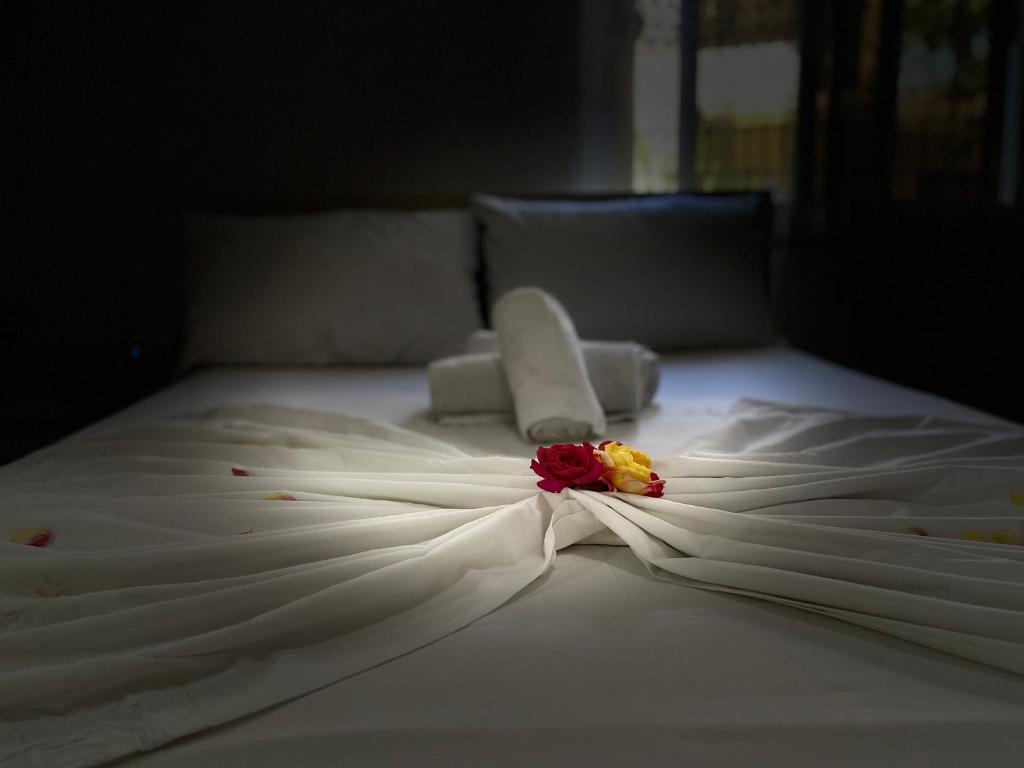 伏罗拉Kristeo的一张白色的床,上面有花