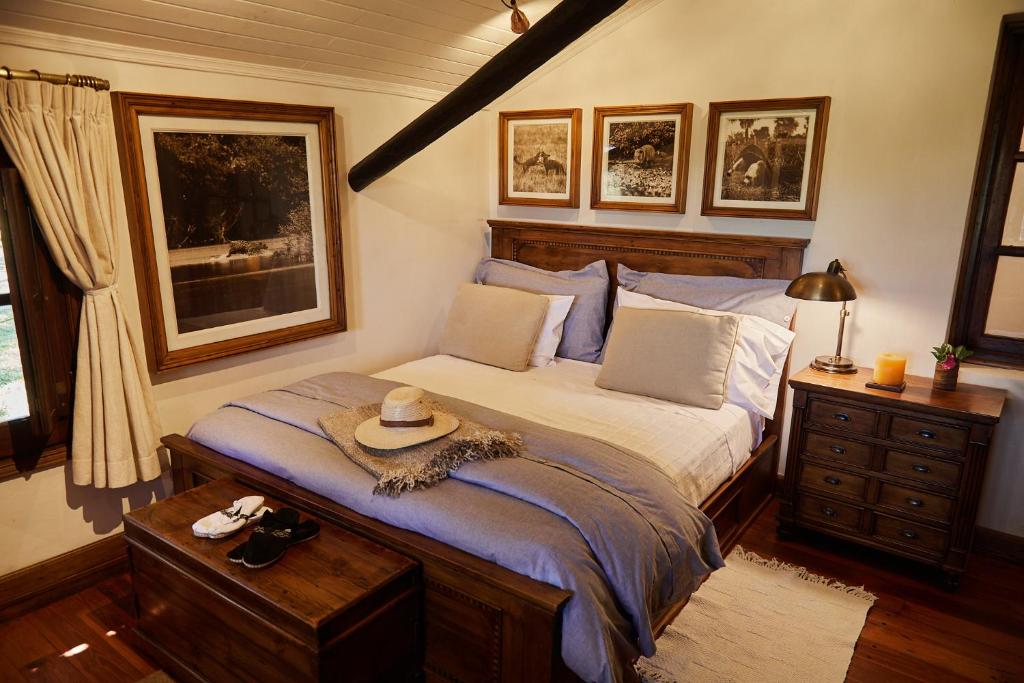 Uguay安心角乡村民宿的一间卧室,配有一张床,上面有帽子