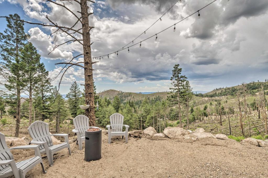 阿尔托Mountaintop Cabin Views, 14 Mi to Ski Apache的一组坐在泥土上的白色椅子