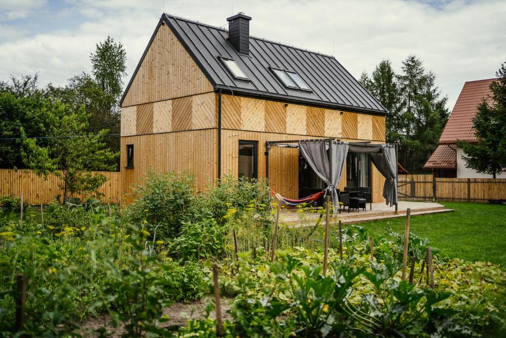 克拉斯诺布鲁德Domki Jodełka的花园中带太阳能屋顶的谷仓