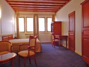 弗拉热埃谢佐洛塞特酒店的配有一张床和一张桌子及椅子的房间