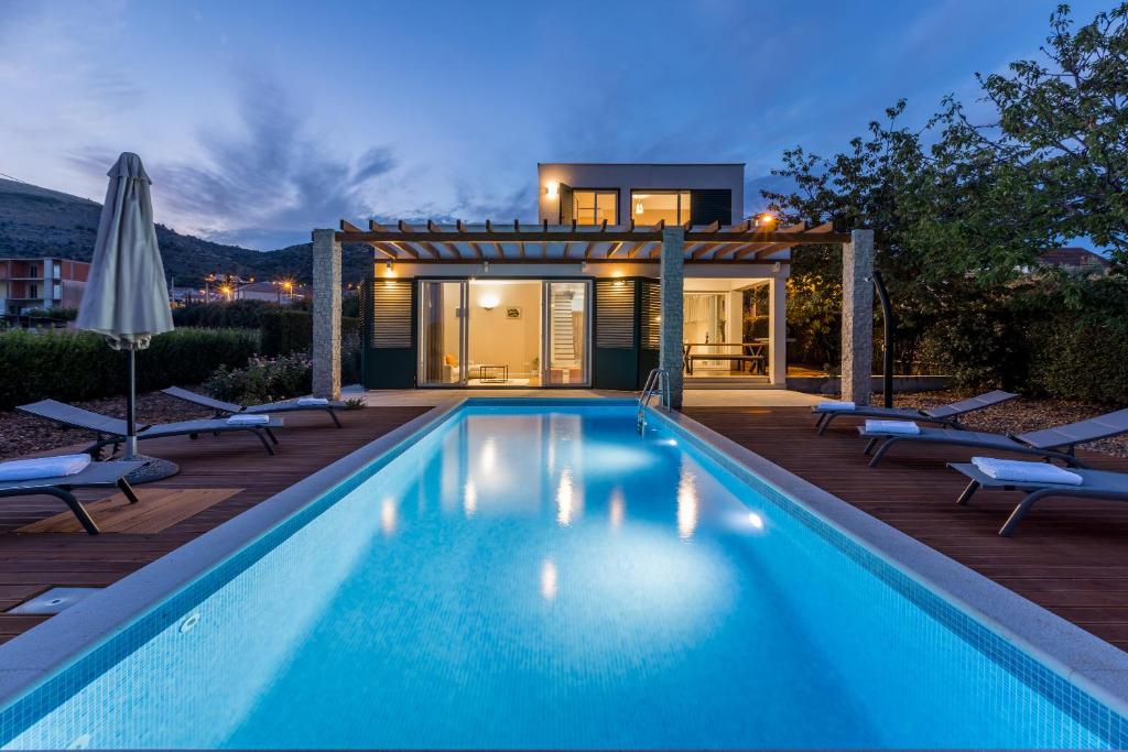 特罗吉尔Villa Trogir save 15 percent on Split-villas com的房屋前的游泳池