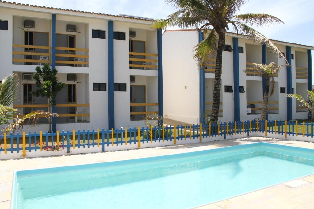 康塞桑达巴拉太阳花旅馆的建筑前的一座带游泳池的建筑