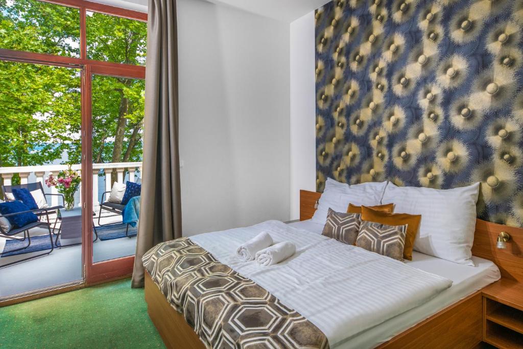 巴拉顿城堡Hotel Anna Villa的一间卧室设有一张床和一个阳台