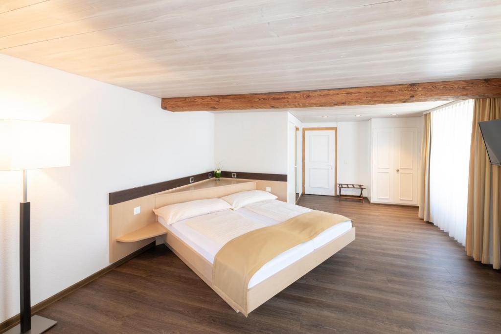 弗劳恩费尔德克罗伊茨黄金酒店的一间卧室设有一张大床和木制天花板
