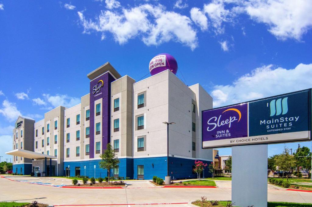 达拉斯Sleep Inn Dallas Northwest - Irving的前面有标志的大建筑