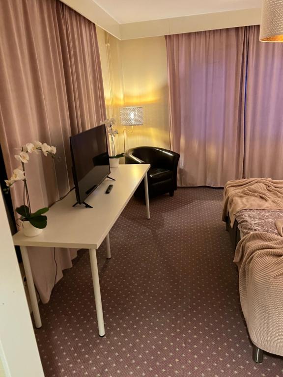 韦斯特罗斯Noah Longstay的酒店客房配有书桌、床和椅子。
