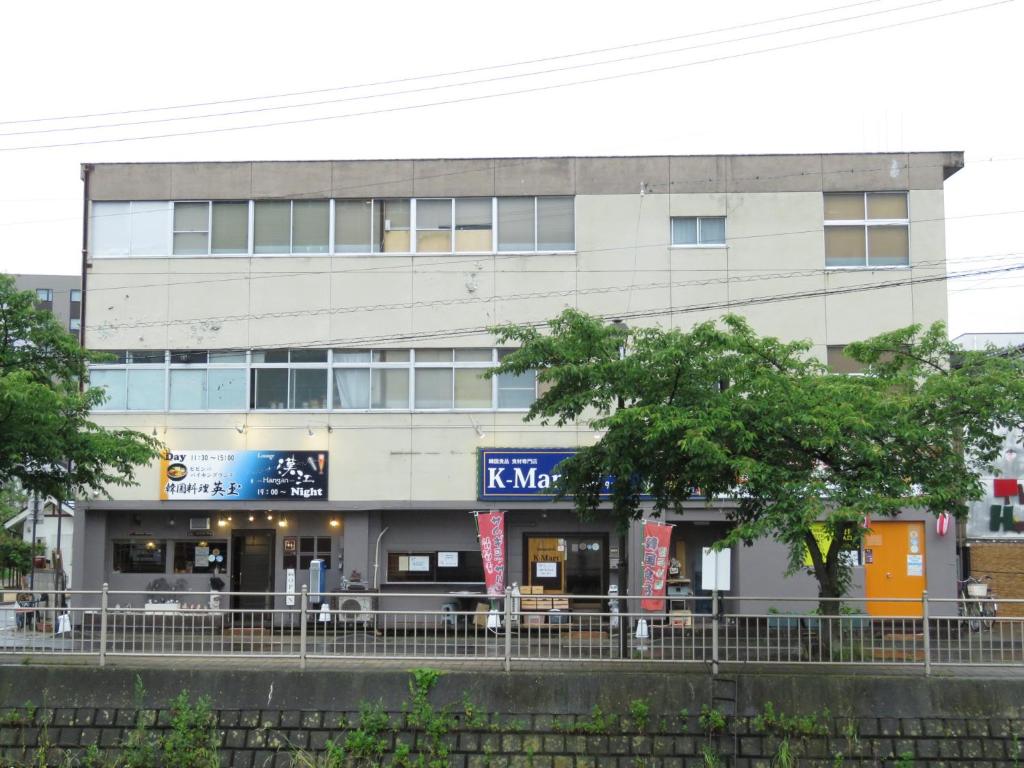 松本Minshuku Urbanly的街道中间的一座建筑