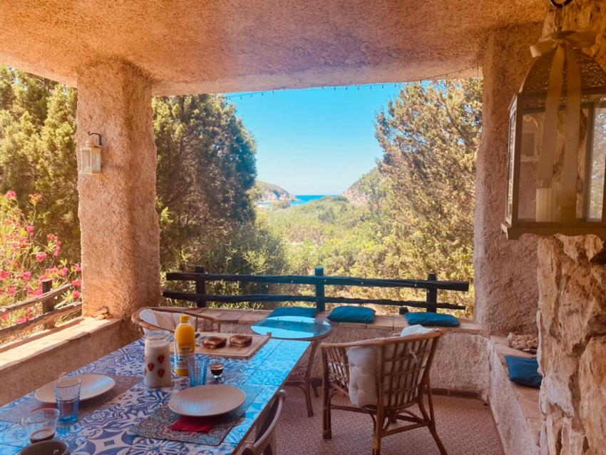 卡拉赛达Villa sul Mare Calalunga Calasetta Sant Antioco的美景阳台配有桌椅