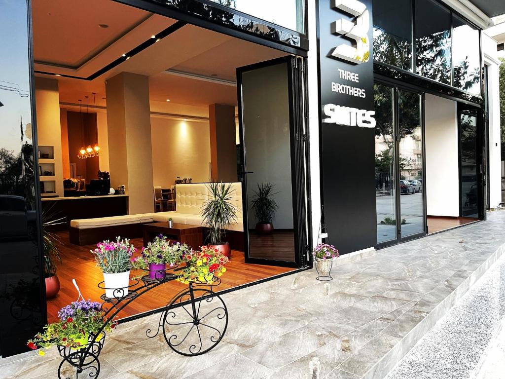 萨兰达3B Suites Boutique Hotel的商店前的花车