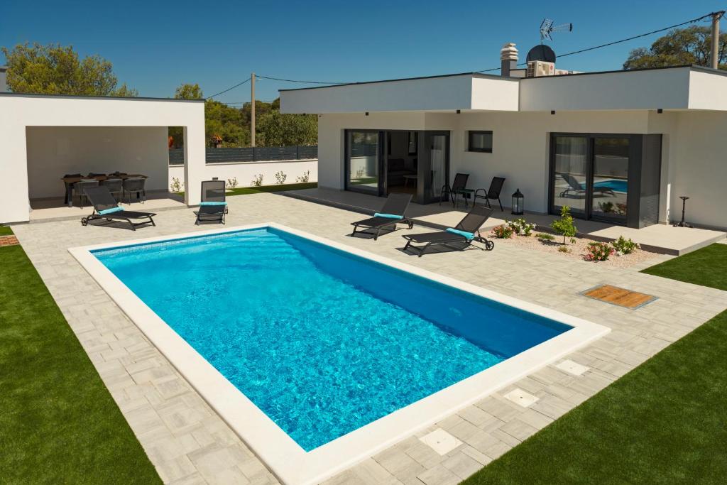 皮罗瓦茨Villa Abelia的一座房子后院的游泳池