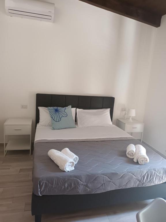 卡梅罗塔码头B&B JoseyMaria的一间卧室配有一张床,上面有两条毛巾