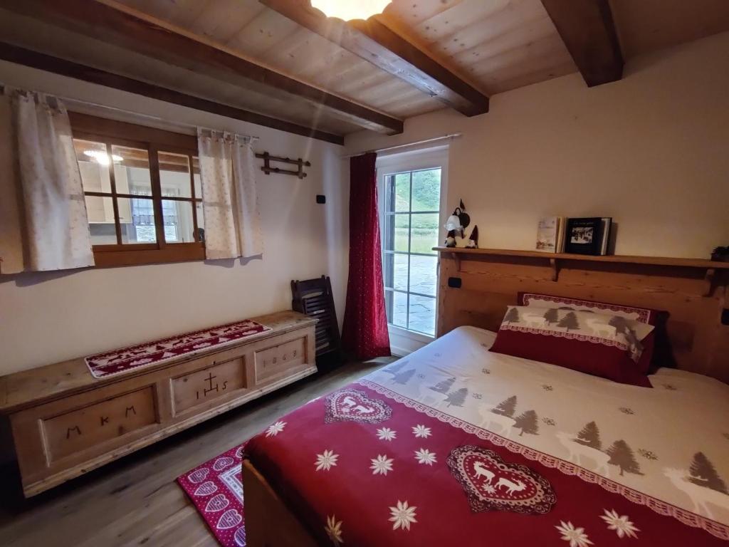 福尔马扎Fuchs Haus的一间卧室设有一张大床和一个窗户。