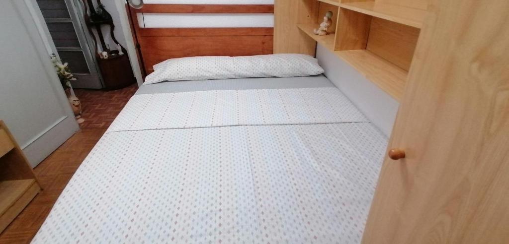 瓦伦西亚Mary's Rooms Low Cost的小房间,地板上配有2张白色床单