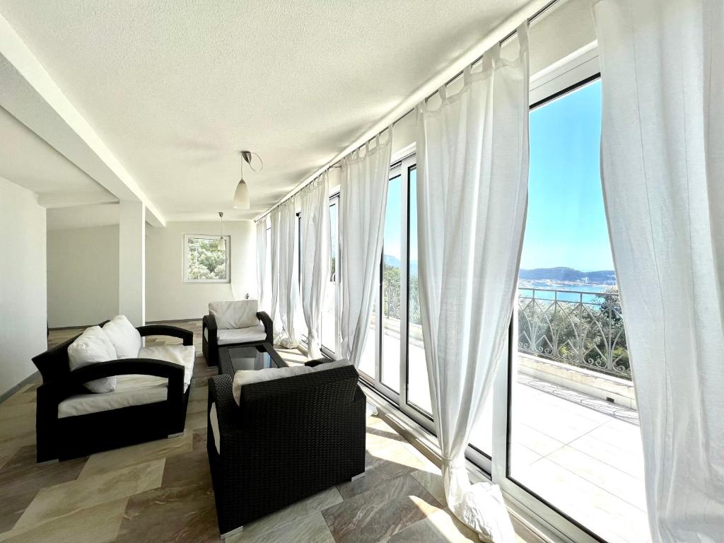 巴尔Green Villa in Olives的带沙发和大窗户的客厅