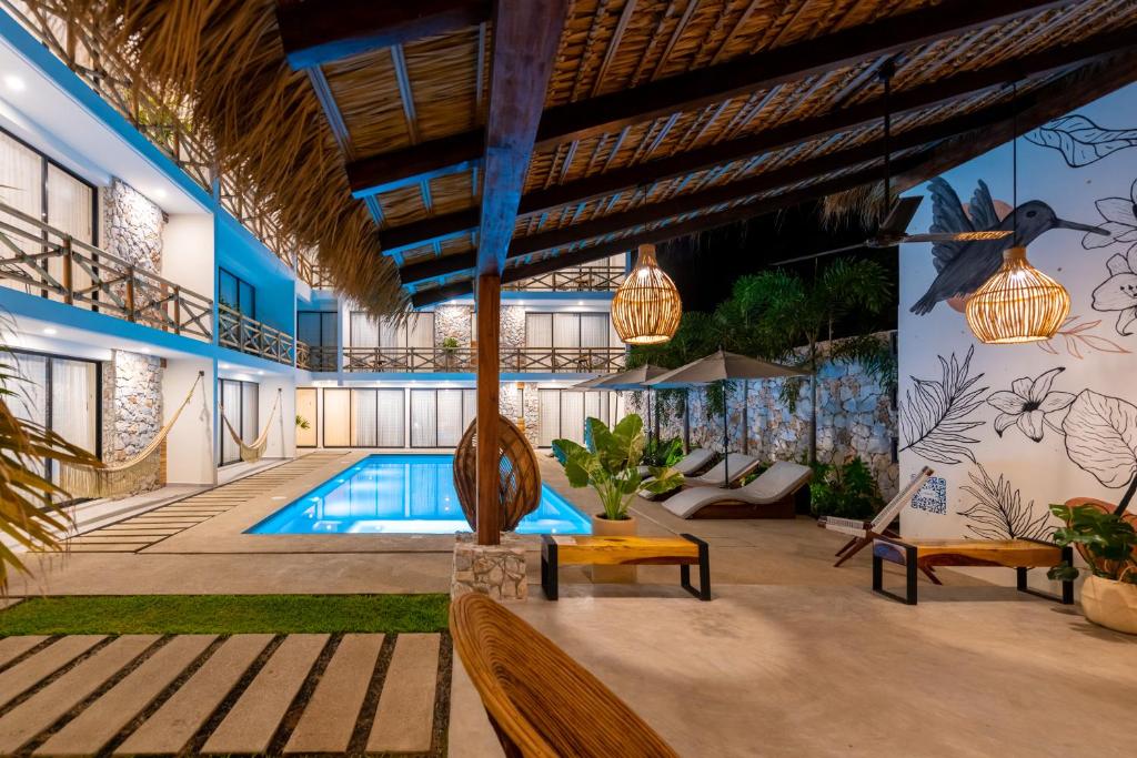埃斯孔迪多港Casa Bicachi - Adults Only的一座带游泳池和度假村的别墅