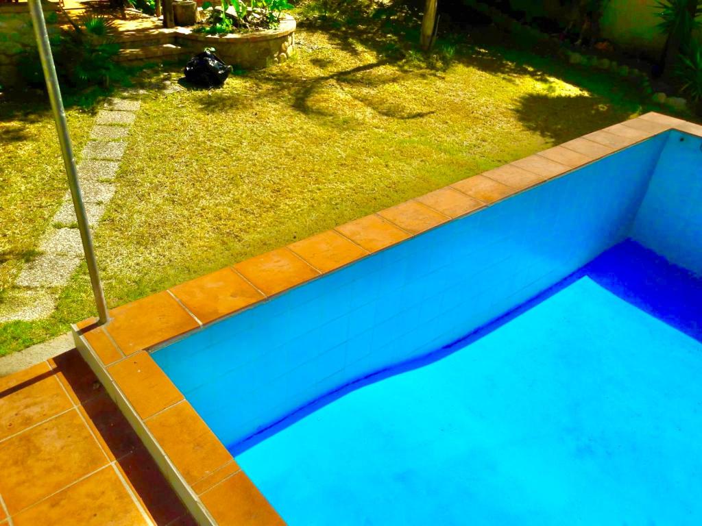 约波洛Villa Paladino的蓝色游泳池的顶部景色