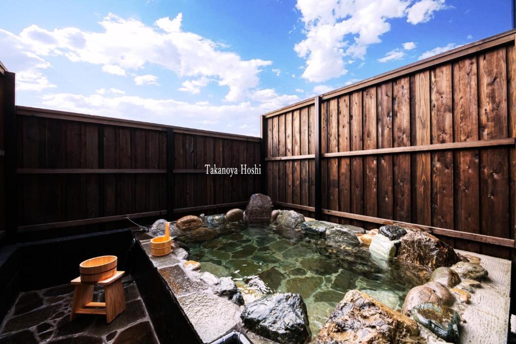 由布市Takanoya Hoshi - Vacation STAY 91923的后院的热水浴池,带围栏