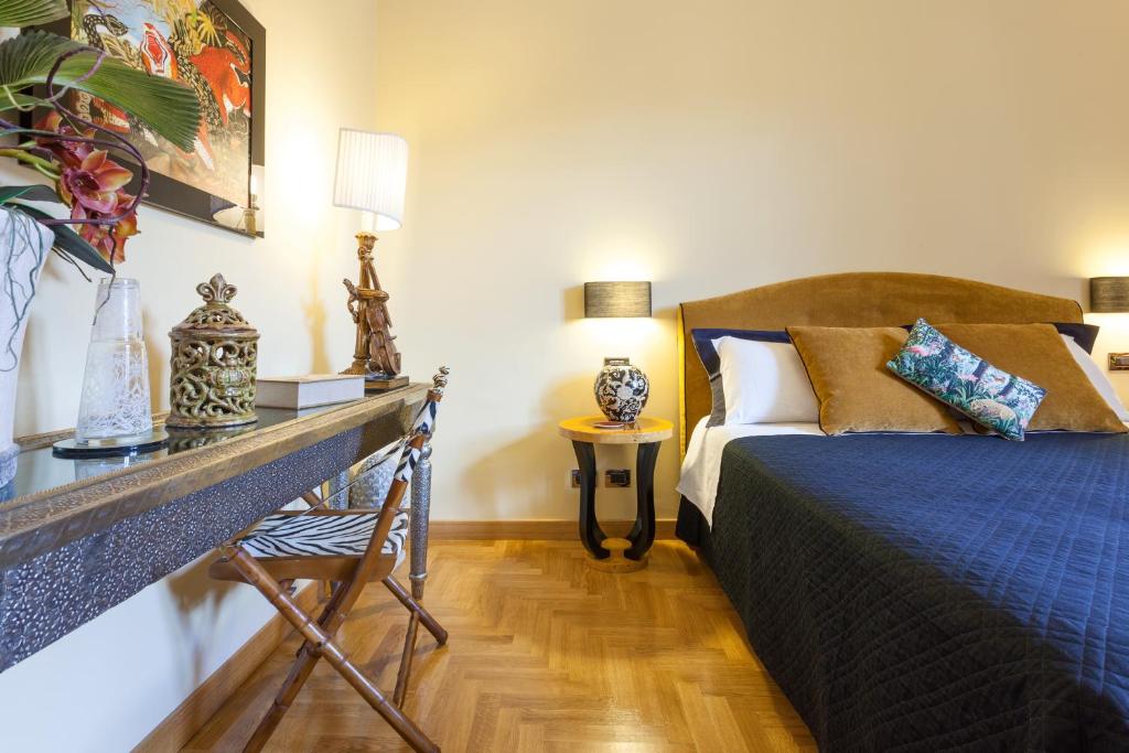 罗马罗马之家豪华公寓的一间卧室配有一张床、一张桌子和台灯