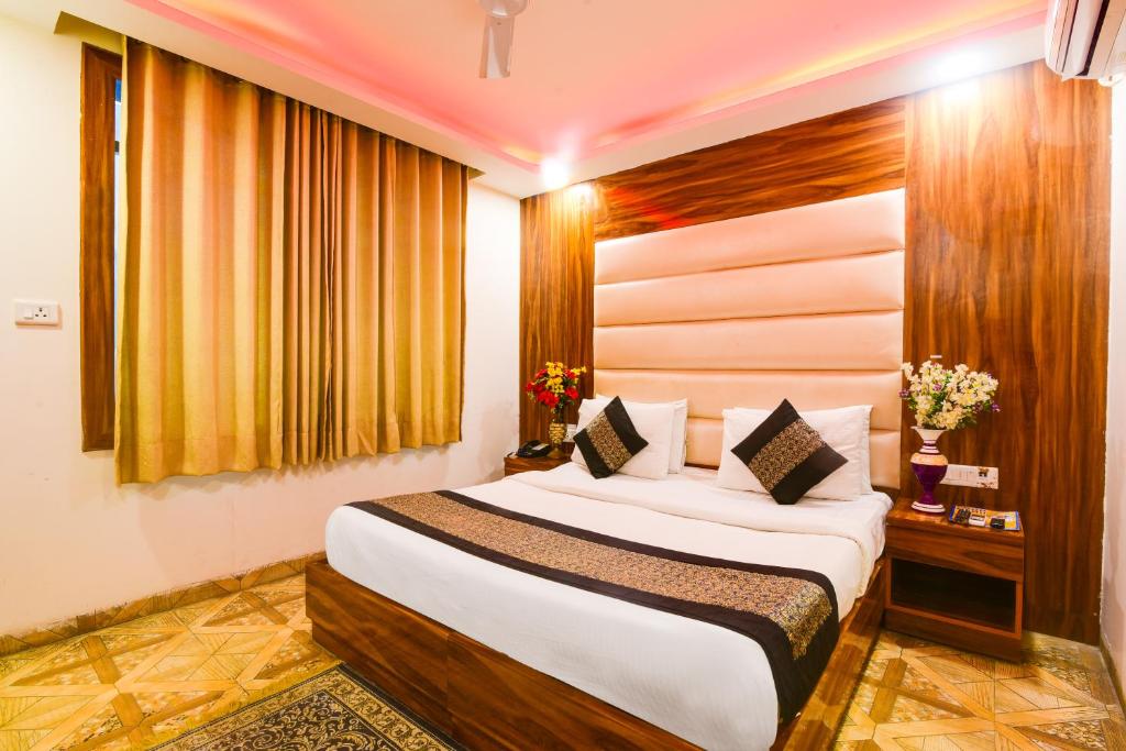 新德里Hotel Olivia Inn At Delhi Airport的一间卧室,卧室内配有一张大床