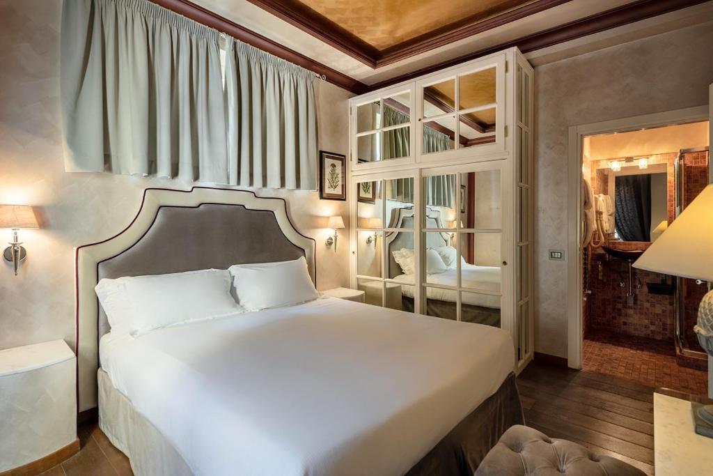 佛罗伦萨佛罗伦萨马贝勒冈布瑞纳斯住宿加早餐旅馆的卧室配有一张大白色床和窗户