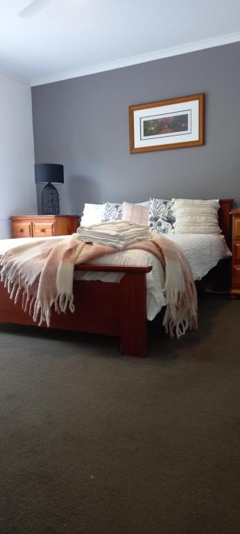 LandsboroughTukawyl Retreat Landsborough的一间卧室配有一张带毯子的大床