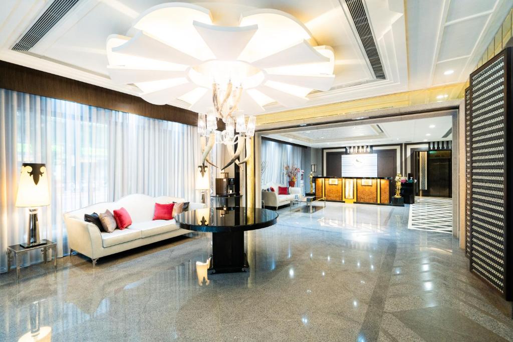 台北新舍商旅林森馆的带沙发和吊灯的客厅