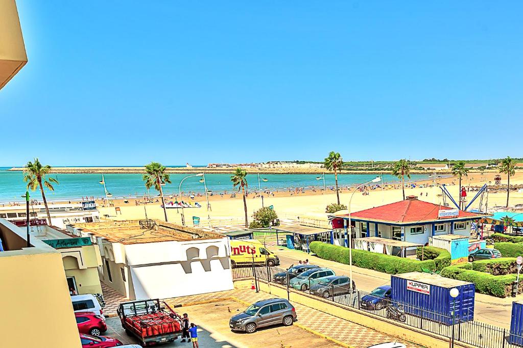 圣玛丽亚港Ocean View Beach Apartment with Pool & Balconies的海滩美景,停车场可停放汽车