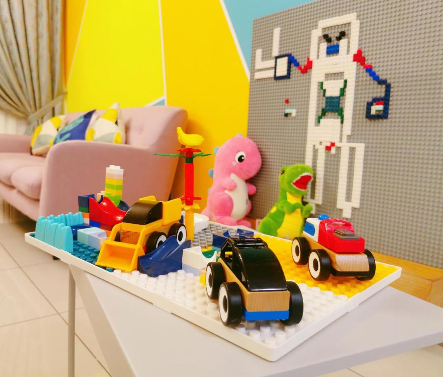 努沙再也Legoland-Happy Wonder Suite,Elysia-8pax,100MBS的儿童间,桌上有玩具