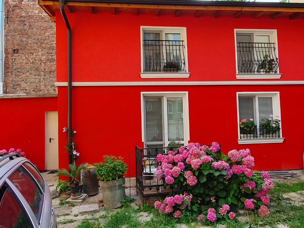 索非亚Modern and Old LODGE的前面有鲜花的红色房子