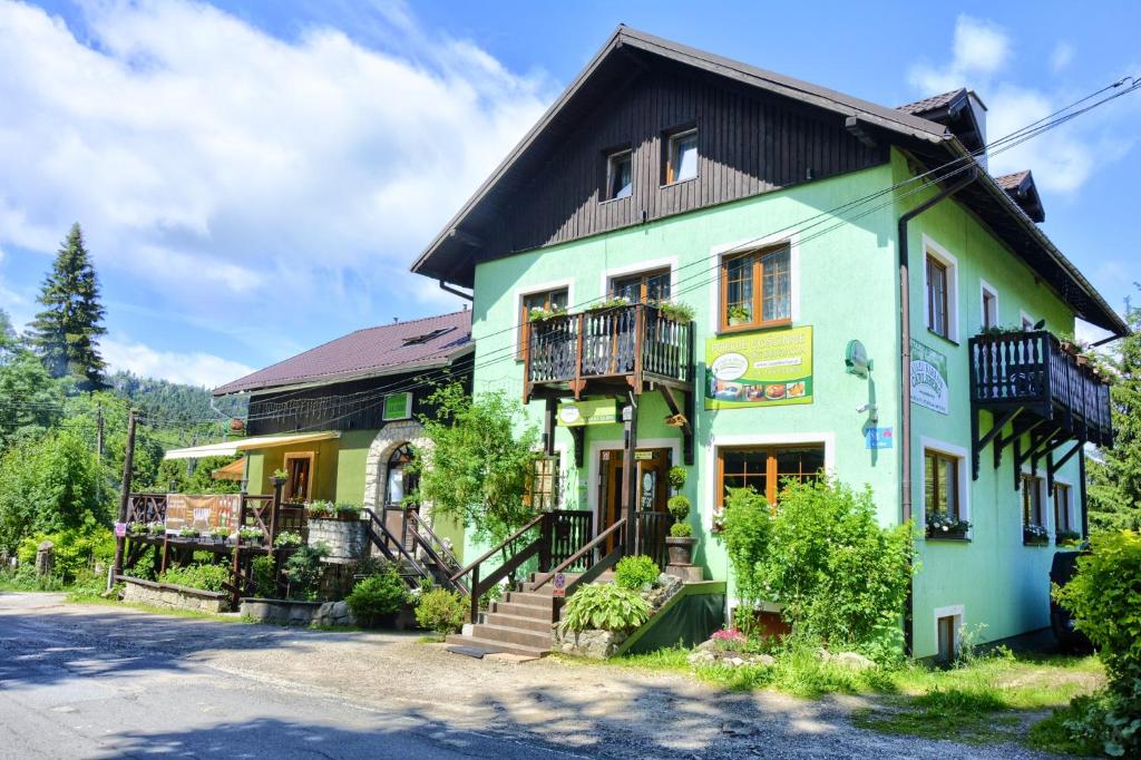 卡尔洛夫Zajazd Karłów Restauracja & Pokoje Gościnne的街道边的多彩房子
