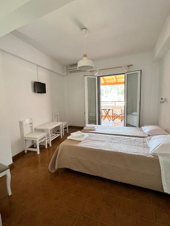 拉卡Vasiliki apartments的一间大卧室,配有一张大床和一个窗户