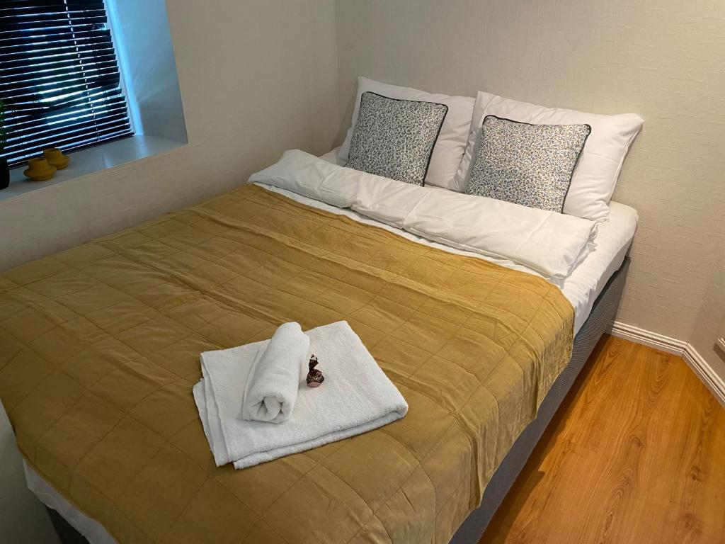 纳尔维克Central bus station apartment, wifi, tv的床上配有毛巾和枕头