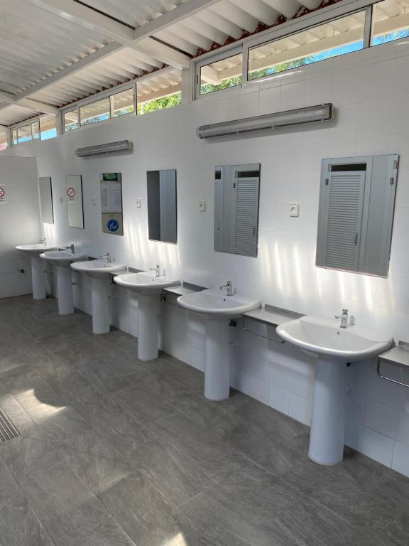 托里代巴拉KT-0094 Magnífica Tienda Tipi - Camping Miramar Playa的浴室设有一排盥洗盆和镜子