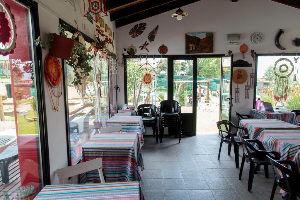 塔菲德尔瓦勒Apart del Valle的一间餐厅,房间里摆放着一排桌椅