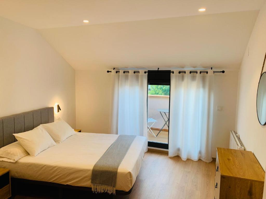 艾因萨Apartamentos Best Ainsa的一间卧室设有一张床和一个大窗户