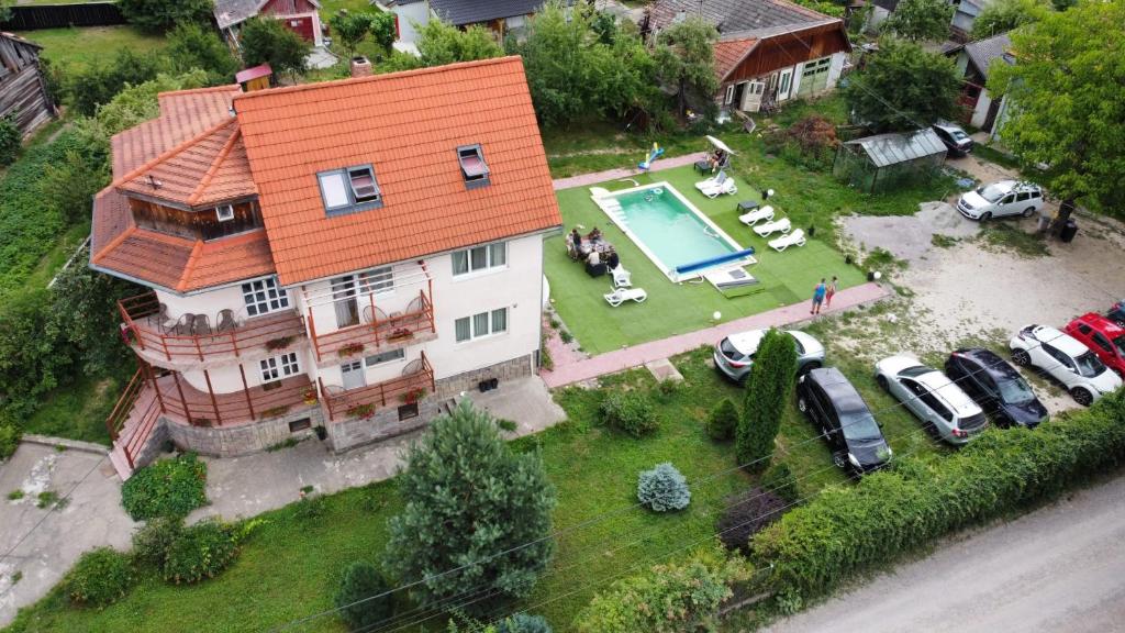 科瓦斯纳Pensiunea Apolka Panzió的享有带游泳池的房屋的空中景致