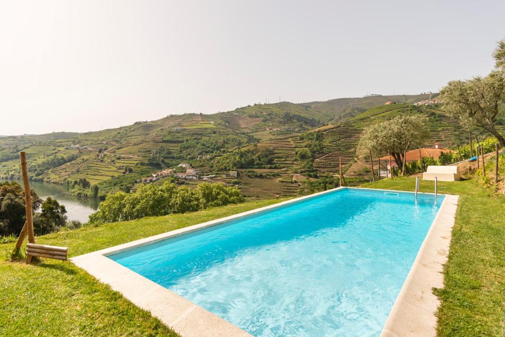 比索达雷加DouroParadise的蓝色的游泳池,享有山景