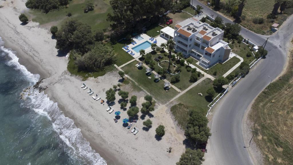 蒂加基Byron Apartments的海滩上的度假村的空中景致