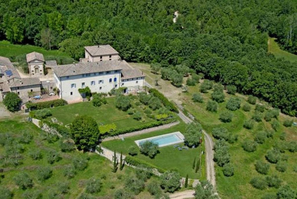 索维奇勒Agriturismo Borgo Personatina的享有带游泳池的大型白色房屋的空中景致