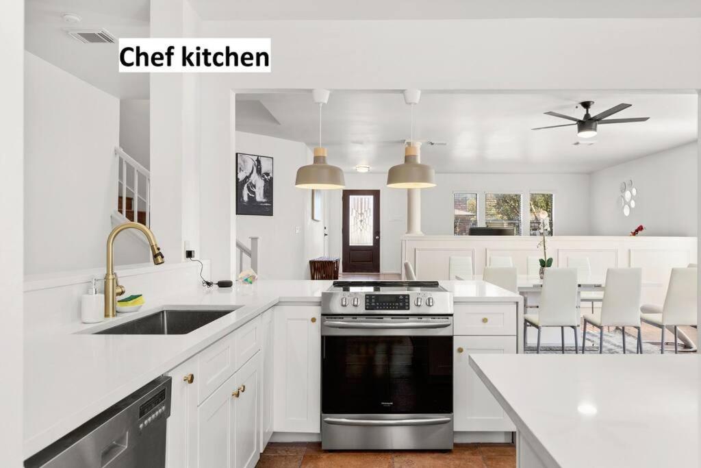 圣安东尼奥5 Bedrooms w/ Hot Tub, Chefs Kitchen, Game Lounge的白色的厨房设有水槽和炉灶。