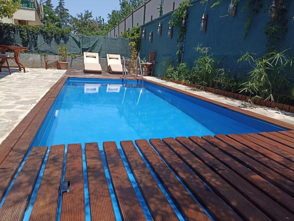 凯麦尔Atamert Homes的蓝色海水游泳池和木甲板