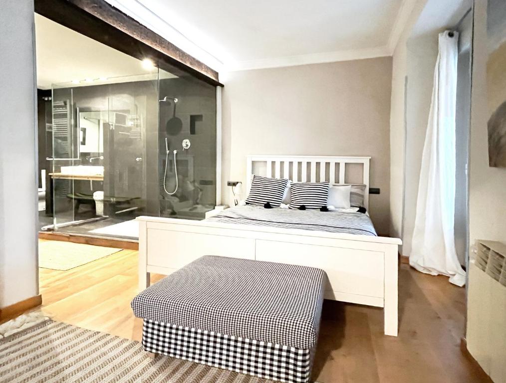 维多利亚-加斯特伊兹Luxury Arquillos Vitoria的卧室配有白色的床和淋浴