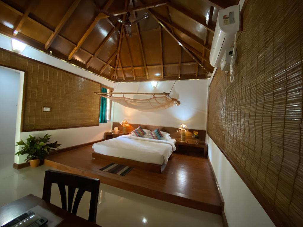 哈夫洛克岛Wild Orchid的一间卧室配有一张床和一张书桌